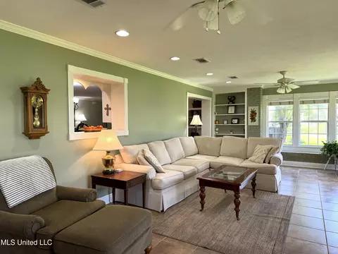 Living - 4 Sun Ct, Natchez, MS 39120 photo 2 of 5