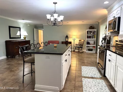 Kitchen - 4 Sun Ct, Natchez, MS 39120 photo 10 of 11