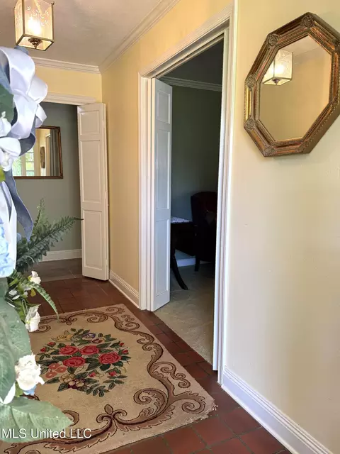 Entry Way - 4 Sun Ct, Natchez, MS 39120 photo 2 of 4