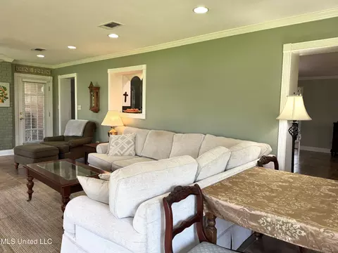 Living - 4 Sun Ct, Natchez, MS 39120 photo 4 of 5