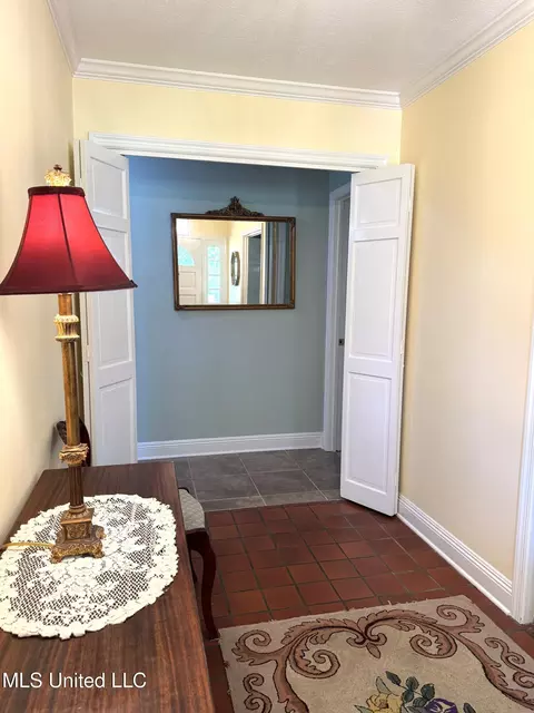Entry Way - 4 Sun Ct, Natchez, MS 39120 photo 3 of 4