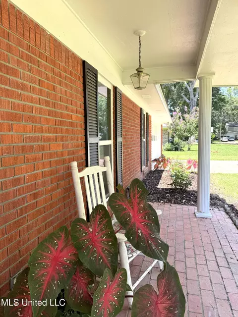 Exterior - 4 Sun Ct, Natchez, MS 39120 photo 3 of 15