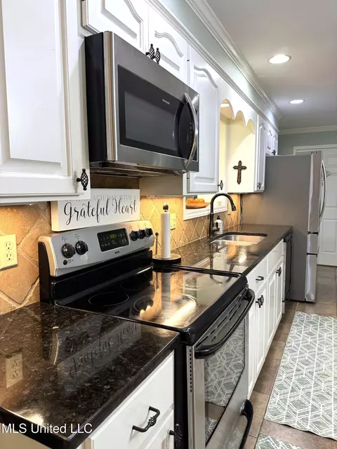 Kitchen - 4 Sun Ct, Natchez, MS 39120 photo 9 of 11