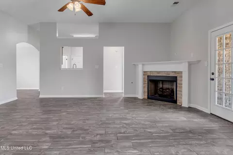 Living - 380 N Vaiden Ridge Dr, Hernando, MS 38632 photo 2 of 2