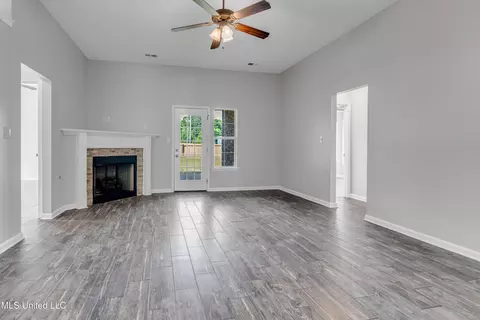 Living - 380 N Vaiden Ridge Dr, Hernando, MS 38632 photo 1 of 2