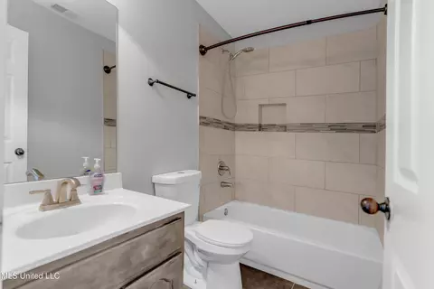 Bath - 380 N Vaiden Ridge Dr, Hernando, MS 38632 photo 2 of 3