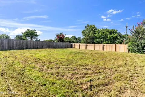 Exterior - 380 N Vaiden Ridge Dr, Hernando, MS 38632 photo 5 of 7