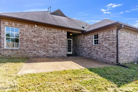Exterior - 380 N Vaiden Ridge Dr, Hernando, MS 38632 photo 4 of 7