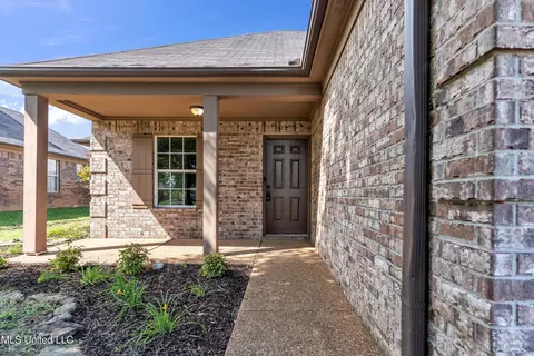 Exterior - 380 N Vaiden Ridge Dr, Hernando, MS 38632 photo 3 of 7