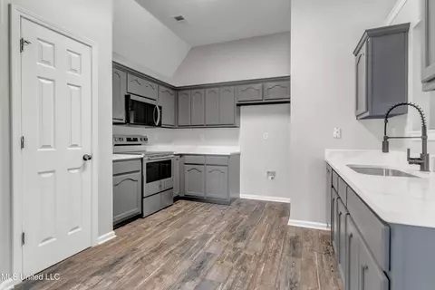 Kitchen - 380 N Vaiden Ridge Dr, Hernando, MS 38632 photo 1 of 2