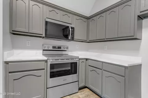 Kitchen - 380 N Vaiden Ridge Dr, Hernando, MS 38632 photo 2 of 2