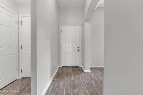 Entry Way - 380 N Vaiden Ridge Dr, Hernando, MS 38632 photo 1 of 2