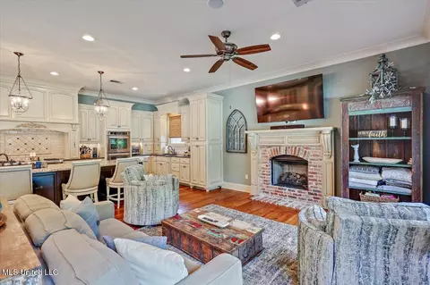 Living - 715 Westerly Dr, Brandon, MS 39042 photo 6 of 8