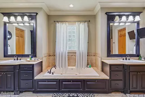 Bath - 715 Westerly Dr, Brandon, MS 39042 photo 2 of 11