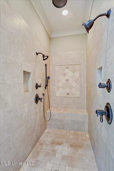 Bath - 715 Westerly Dr, Brandon, MS 39042 photo 6 of 11