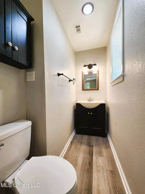 Bath - 4317 Knowles Ave, Moss Point, MS 39562 photo 2 of 2
