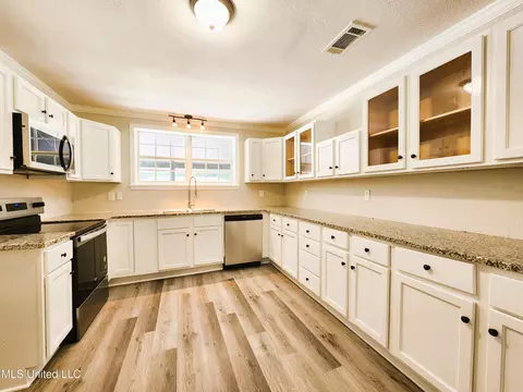 Kitchen - 4317 Knowles Ave, Moss Point, MS 39562 photo 2 of 4