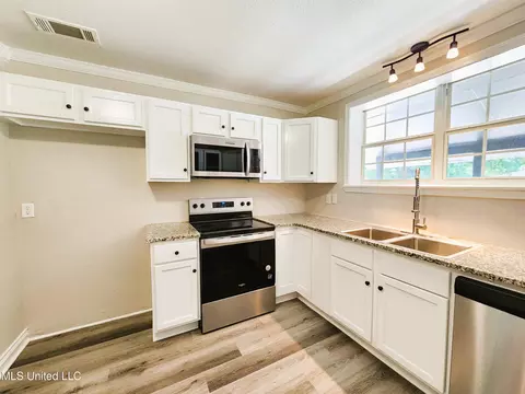 Kitchen - 4317 Knowles Ave, Moss Point, MS 39562 photo 3 of 4