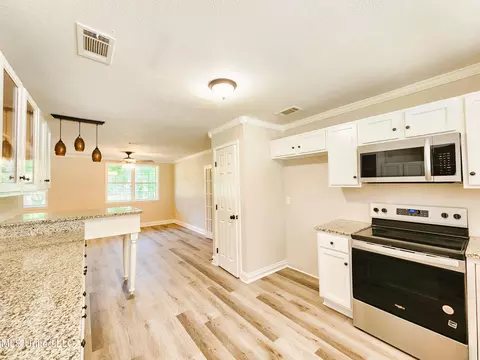 Kitchen - 4317 Knowles Ave, Moss Point, MS 39562 photo 4 of 4