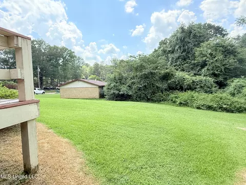 Exterior - 722 Cherokee Ln, Grenada, MS 38901 photo 5 of 10