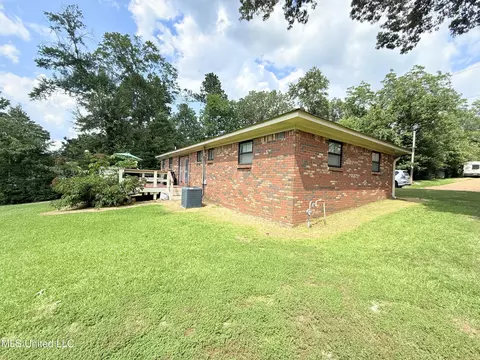 Exterior - 722 Cherokee Ln, Grenada, MS 38901 photo 8 of 10