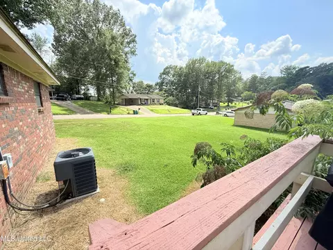 Exterior - 722 Cherokee Ln, Grenada, MS 38901 photo 7 of 10