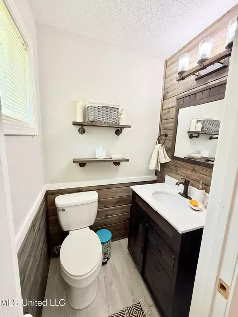 Bath - 722 Cherokee Ln, Grenada, MS 38901 photo 1 of 3