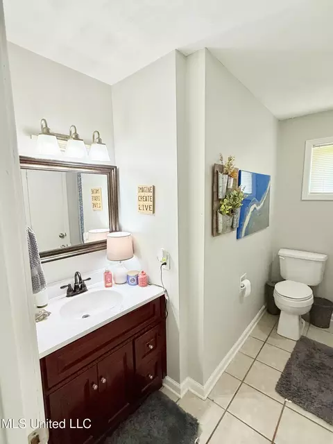 Bath - 722 Cherokee Ln, Grenada, MS 38901 photo 2 of 3