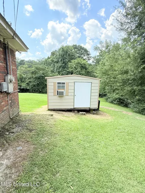 Exterior - 722 Cherokee Ln, Grenada, MS 38901 photo 4 of 10