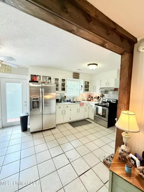 Kitchen - 722 Cherokee Ln, Grenada, MS 38901 photo 2 of 4
