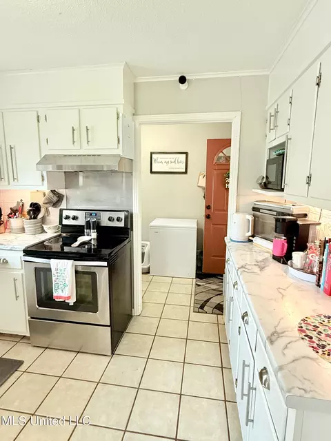 Kitchen - 722 Cherokee Ln, Grenada, MS 38901 photo 3 of 4
