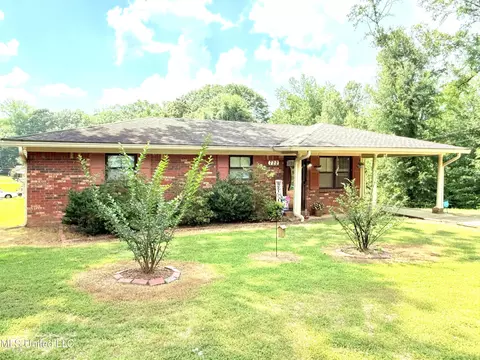 Exterior - 722 Cherokee Ln, Grenada, MS 38901 photo 2 of 10