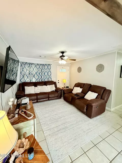 Living - 722 Cherokee Ln, Grenada, MS 38901 photo 1 of 1