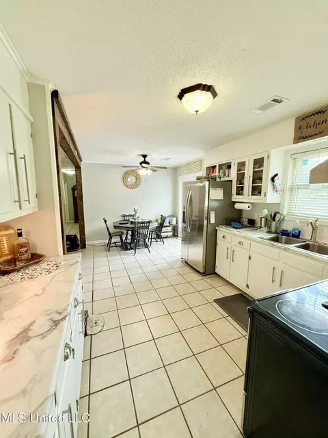 Kitchen - 722 Cherokee Ln, Grenada, MS 38901 photo 1 of 4