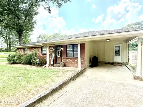 Exterior - 722 Cherokee Ln, Grenada, MS 38901 photo 3 of 10