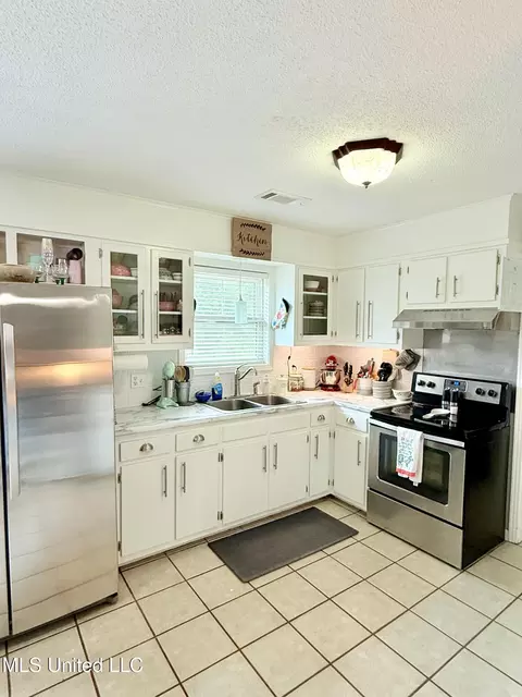 Kitchen - 722 Cherokee Ln, Grenada, MS 38901 photo 4 of 4