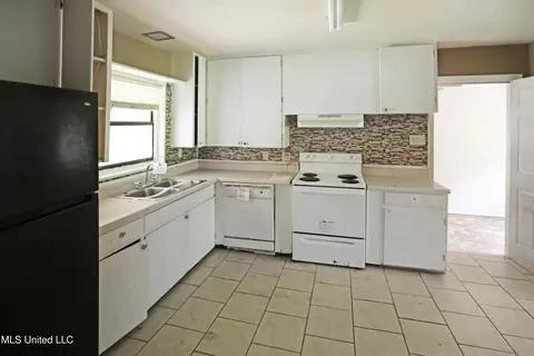 Kitchen - 737 Hoy Rd, Madison, MS 39110 photo 3 of 3