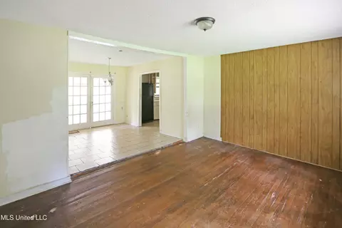 Living - 737 Hoy Rd, Madison, MS 39110 photo 2 of 2