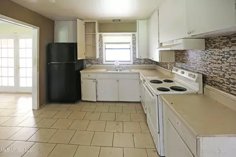 Kitchen - 737 Hoy Rd, Madison, MS 39110 photo 2 of 3