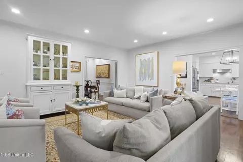 Living - 1510 Douglass Dr, Jackson, MS 39211 photo 2 of 6