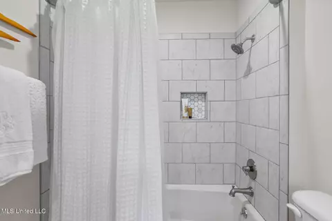 Bath - 1510 Douglass Dr, Jackson, MS 39211 photo 4 of 5