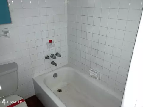 Bath - 1002 Autumn St, Jackson, MS 39212 photo 1 of 2
