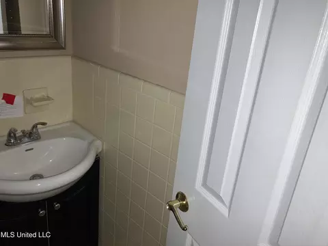 Bath - 1002 Autumn St, Jackson, MS 39212 photo 2 of 2