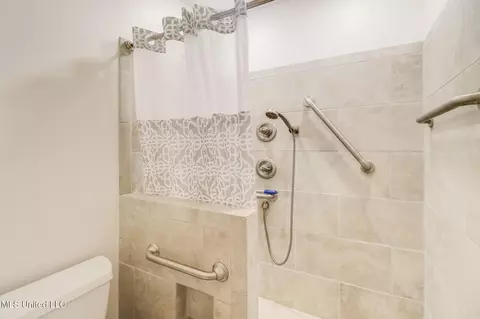 Bath - 8825 Michael Dr, Moss Point, MS 39562 photo 2 of 3