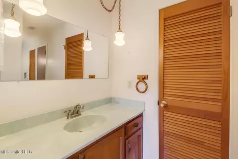 Bath - 8825 Michael Dr, Moss Point, MS 39562 photo 3 of 3