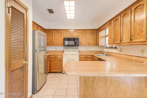 Kitchen - 8825 Michael Dr, Moss Point, MS 39562 photo 1 of 3