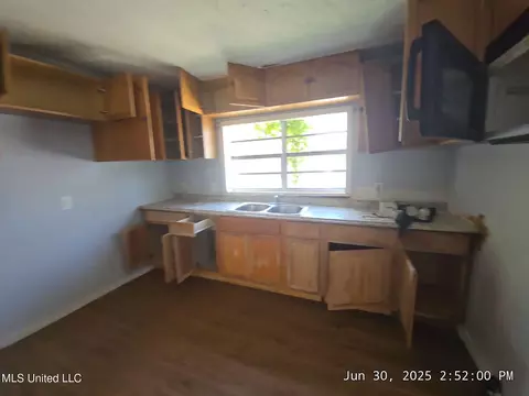 Kitchen - 2728 Utah St, Jackson, MS 39213 photo 2 of 2