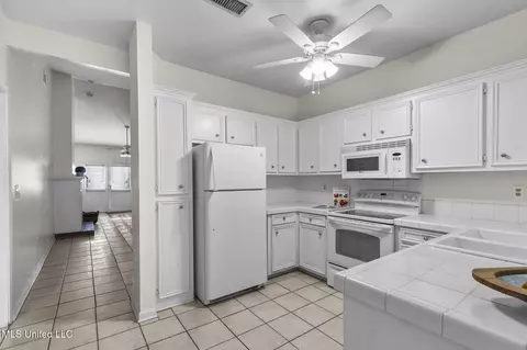 Kitchen - 5072 Harling Pl, Jackson, MS 39211 photo 3 of 3