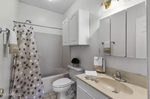 Bath - 5072 Harling Pl, Jackson, MS 39211 photo 2 of 2