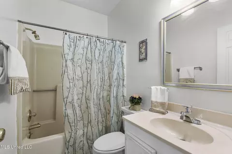 Bath - 5072 Harling Pl, Jackson, MS 39211 photo 1 of 2